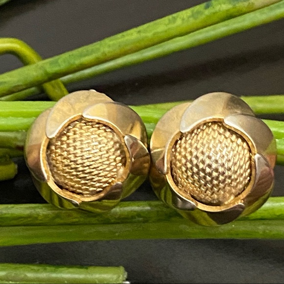 Vintage Unsigned Gold-tone Flower Button Clip On Earrings - Picture 5 of 13